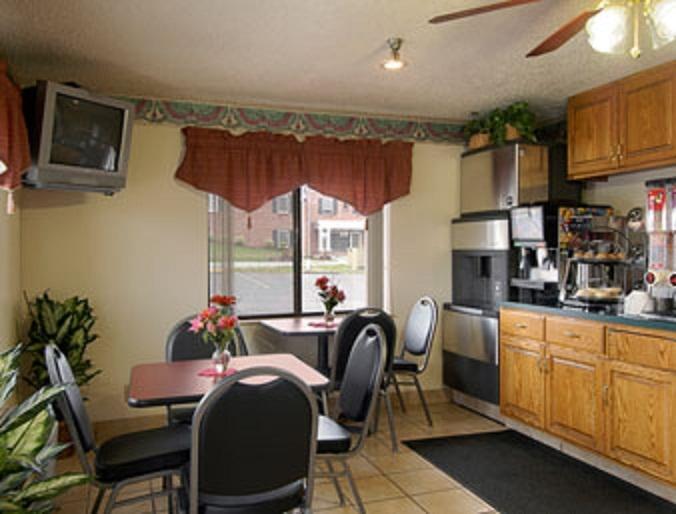 Super 8 Martinsburg Hotell Restaurant bilde